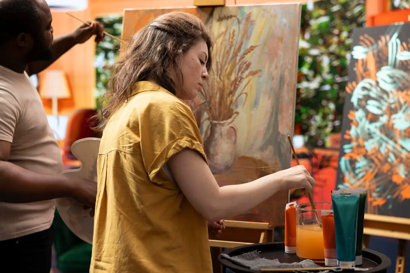 Un equipo de artistas pinta sobre lienzo una hermosa creación rústica.