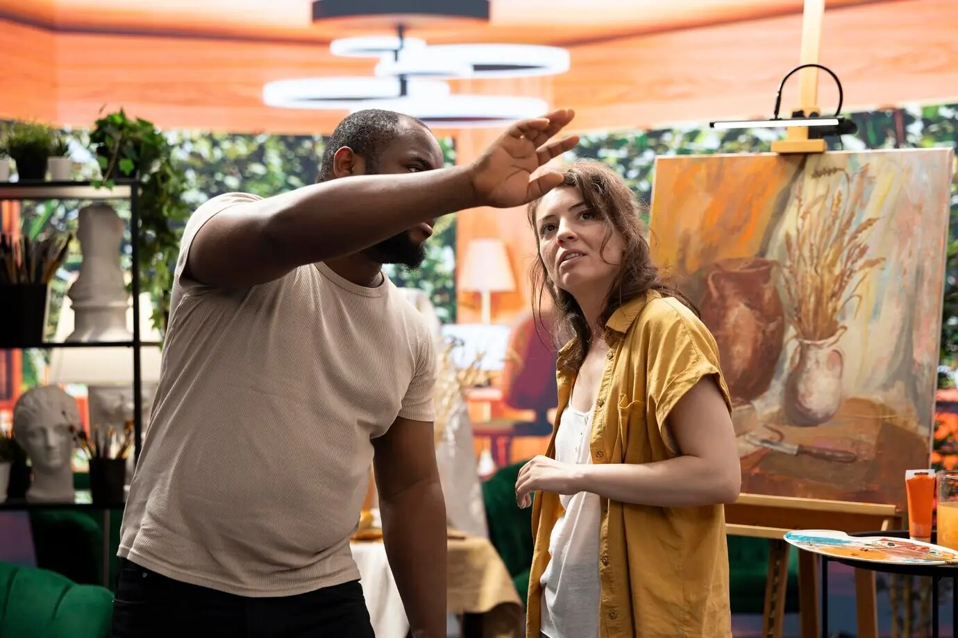 Pintor que comparte su visión e ideas antes de pintar una nueva obra de arte.