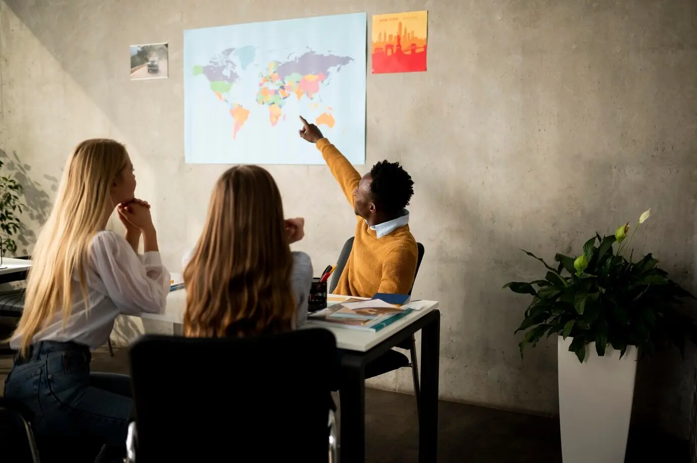 Plano medio de un hombre señalando un mapa